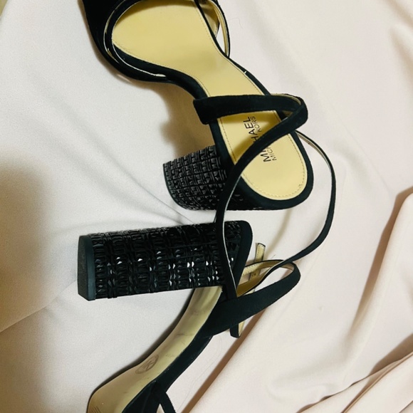 Micheal Kors Strappy Box heals - Picture 3 of 6